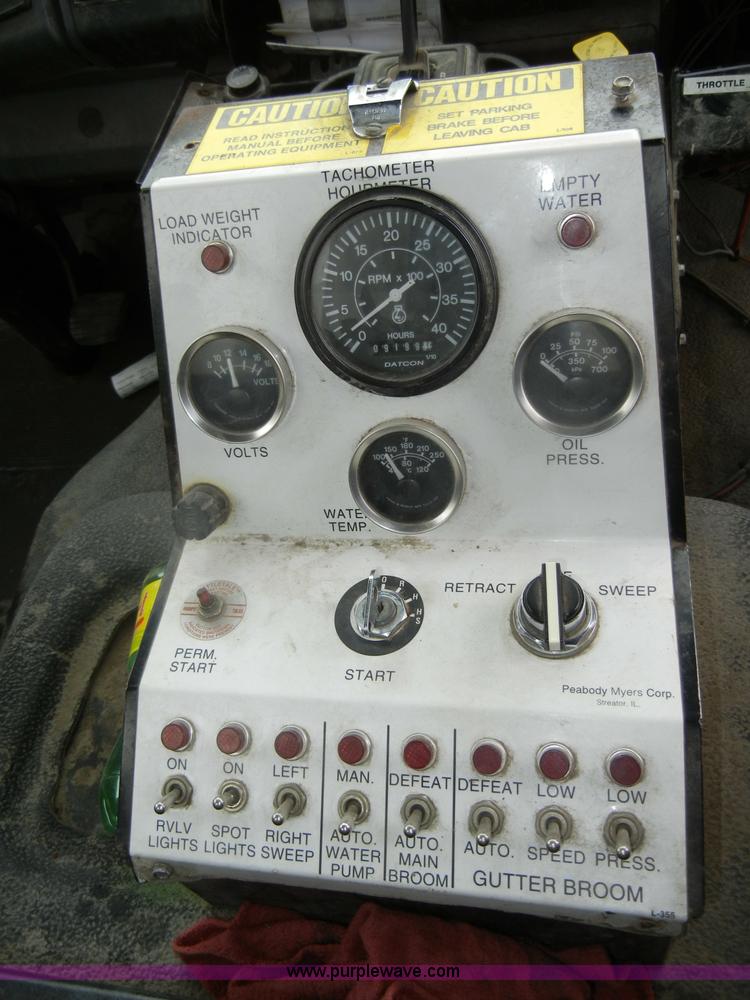 image for item D4132 1995 Ford CF7000 Sun-Vactor III sweeper truck