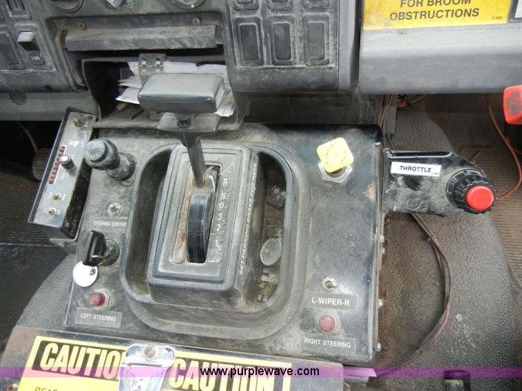 image for item D4132 1995 Ford CF7000 Sun-Vactor III sweeper truck