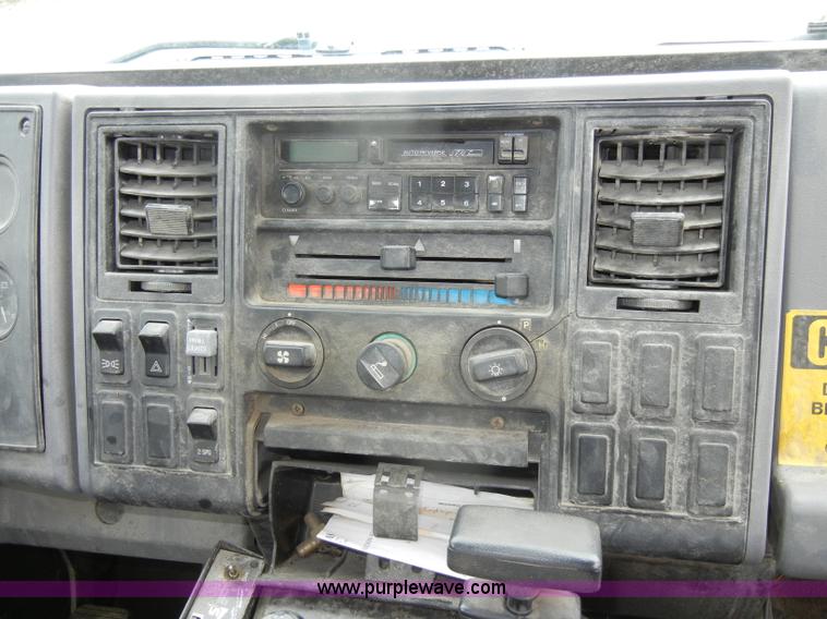 image for item D4132 1995 Ford CF7000 Sun-Vactor III sweeper truck