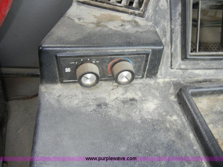 image for item D4132 1995 Ford CF7000 Sun-Vactor III sweeper truck