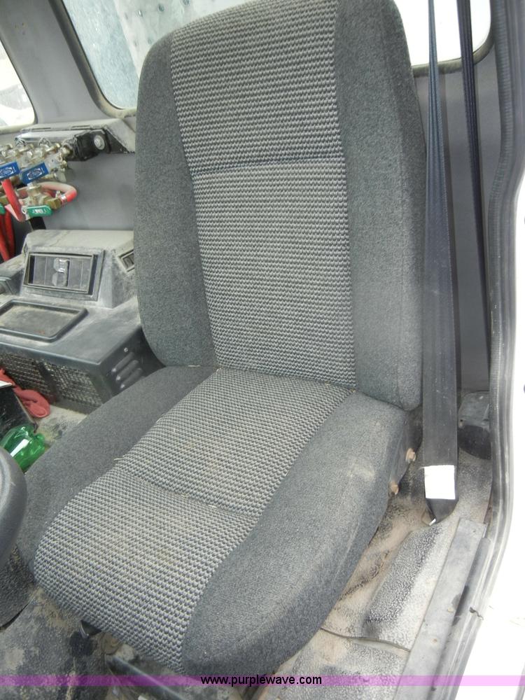 image for item D4132 1995 Ford CF7000 Sun-Vactor III sweeper truck