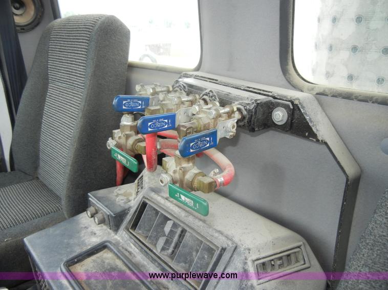 image for item D4132 1995 Ford CF7000 Sun-Vactor III sweeper truck