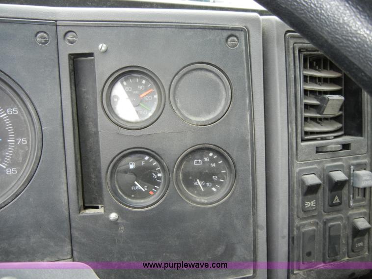 image for item D4132 1995 Ford CF7000 Sun-Vactor III sweeper truck