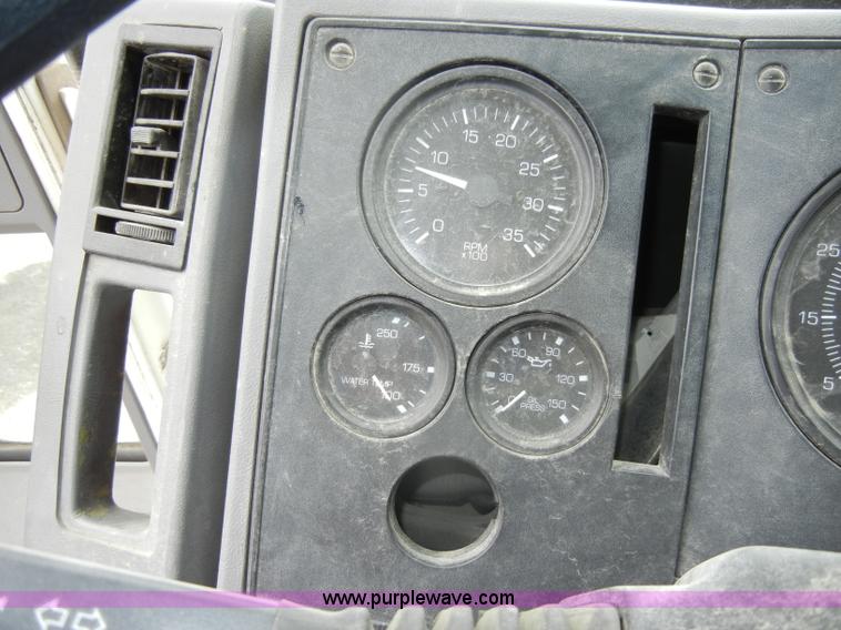 image for item D4132 1995 Ford CF7000 Sun-Vactor III sweeper truck