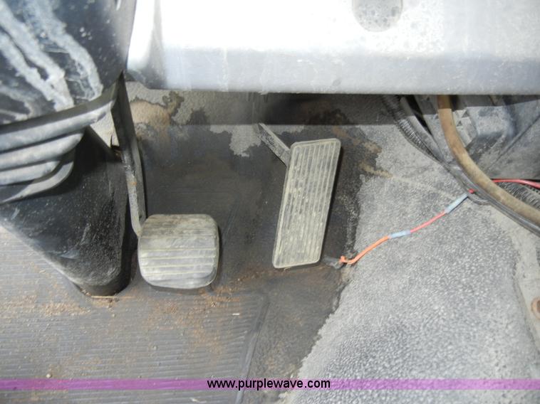 image for item D4132 1995 Ford CF7000 Sun-Vactor III sweeper truck