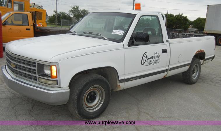 image for item D4135 1993 Chevrolet 1500 Cheyenne pickup truck