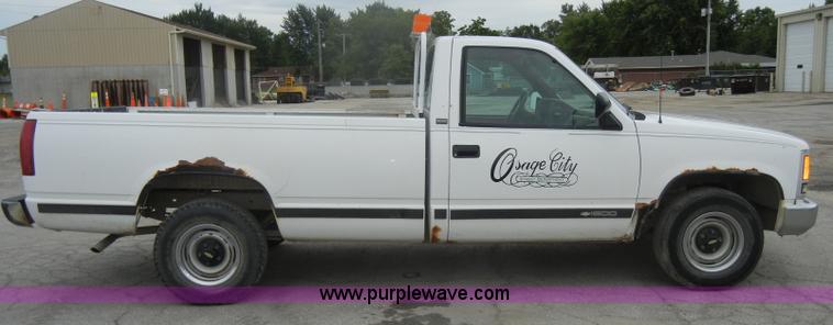 image for item D4135 1993 Chevrolet 1500 Cheyenne pickup truck