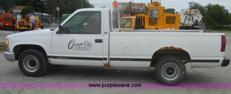 image for item D4135 1993 Chevrolet 1500 Cheyenne pickup truck