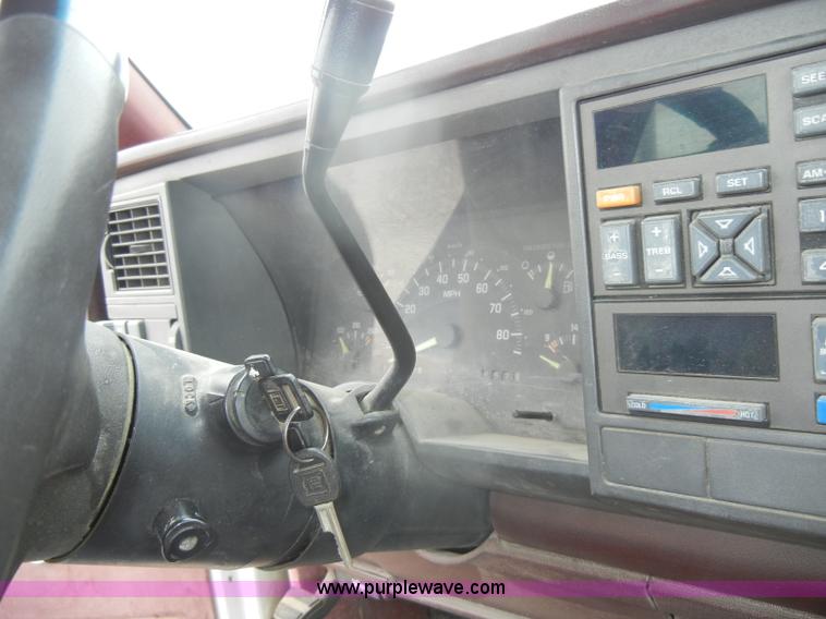 image for item D4135 1993 Chevrolet 1500 Cheyenne pickup truck