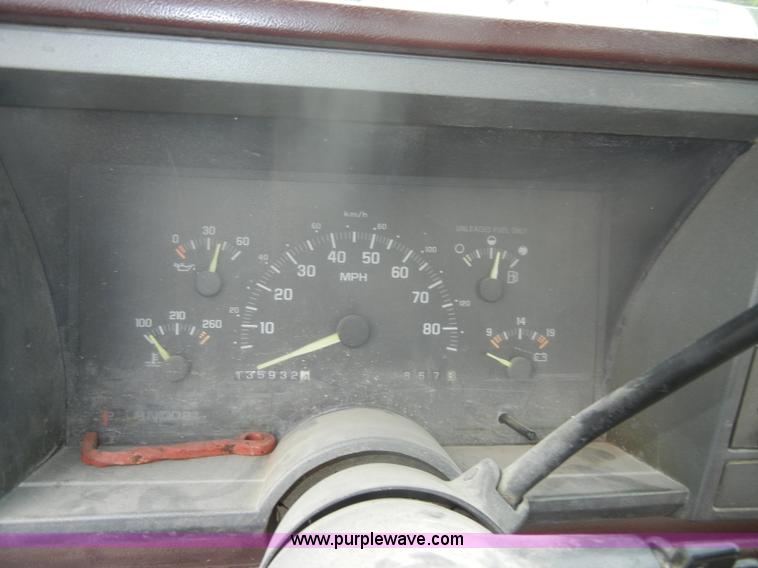 image for item D4135 1993 Chevrolet 1500 Cheyenne pickup truck