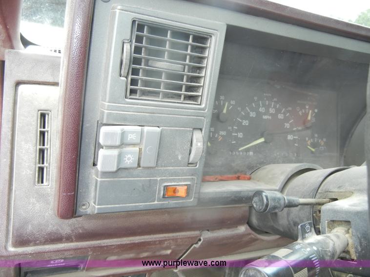 image for item D4135 1993 Chevrolet 1500 Cheyenne pickup truck