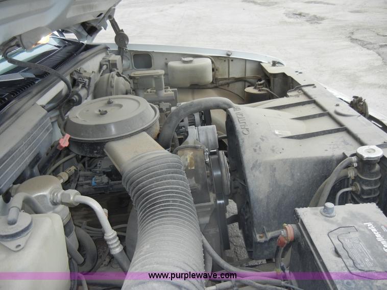 image for item D4135 1993 Chevrolet 1500 Cheyenne pickup truck