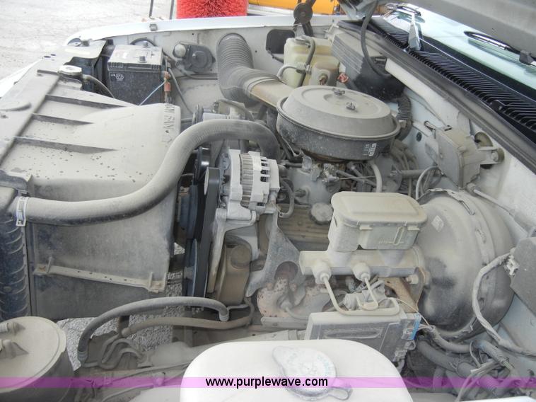 image for item D4135 1993 Chevrolet 1500 Cheyenne pickup truck