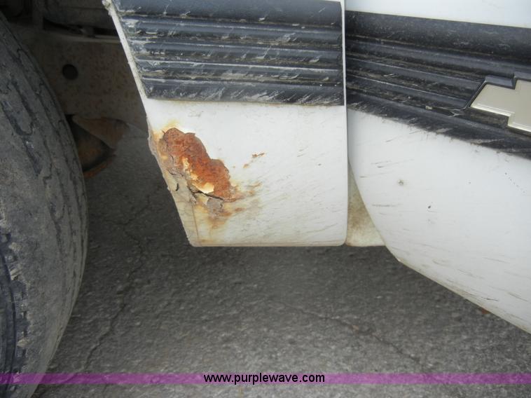 image for item D4135 1993 Chevrolet 1500 Cheyenne pickup truck