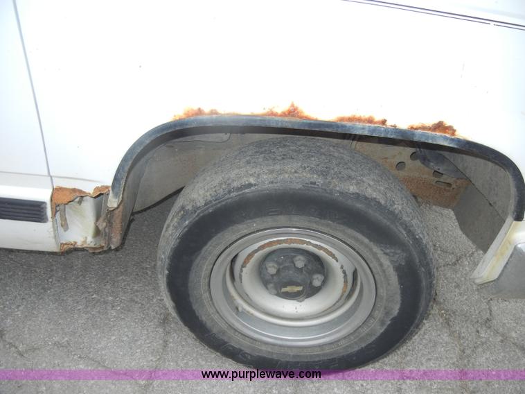 image for item D4135 1993 Chevrolet 1500 Cheyenne pickup truck