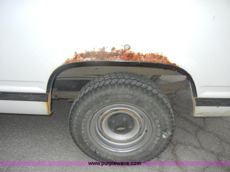 image for item D4135 1993 Chevrolet 1500 Cheyenne pickup truck