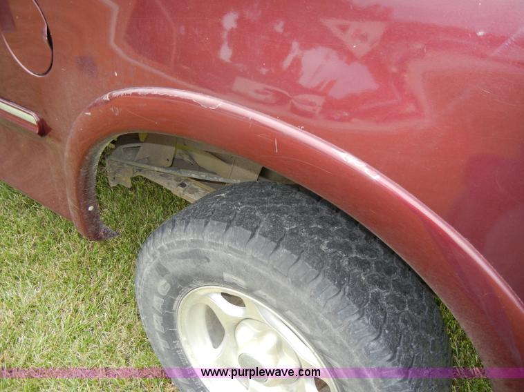 image for item D4137 1998 Ford F150 XLT pickup truck