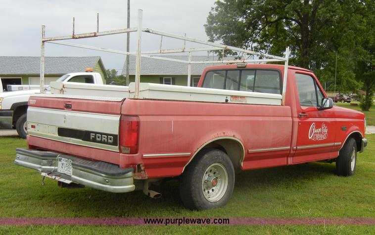 image for item D4138 1993 Ford F150 XLT pickup truck