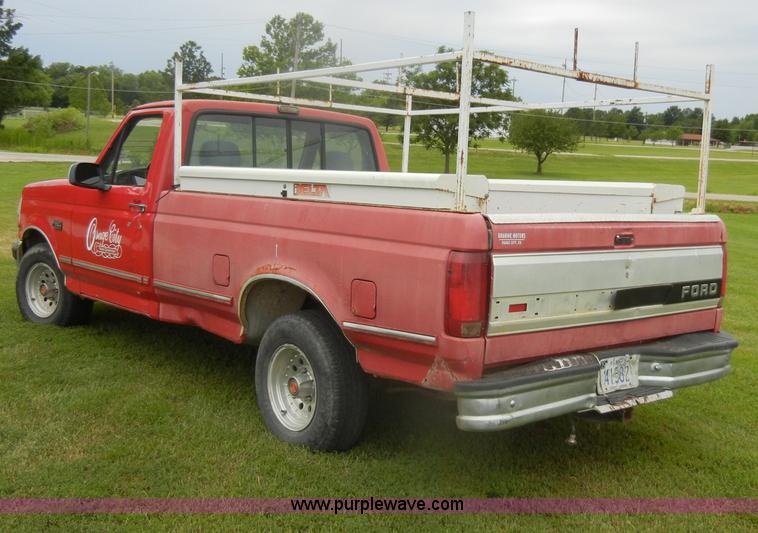 image for item D4138 1993 Ford F150 XLT pickup truck