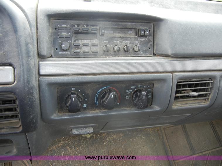 image for item D4138 1993 Ford F150 XLT pickup truck