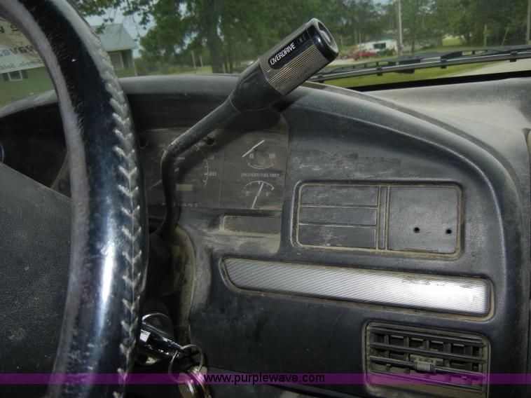 image for item D4138 1993 Ford F150 XLT pickup truck