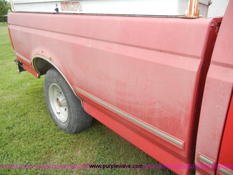 image for item D4138 1993 Ford F150 XLT pickup truck