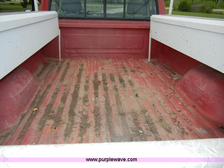 image for item D4138 1993 Ford F150 XLT pickup truck