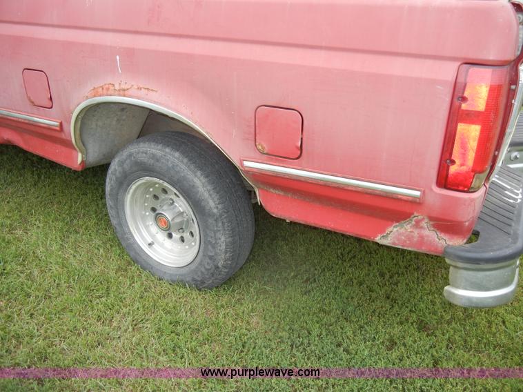image for item D4138 1993 Ford F150 XLT pickup truck