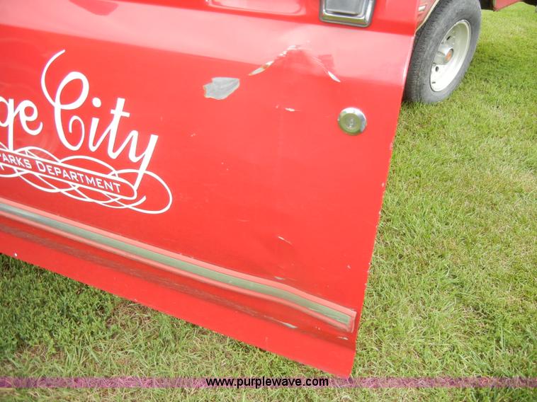 image for item D4138 1993 Ford F150 XLT pickup truck