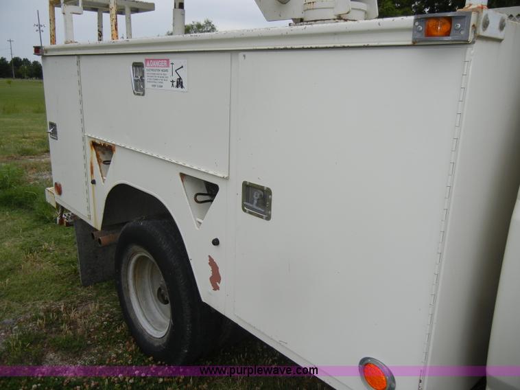 image for item D4139 1994 Ford F450 Super Duty crane truck