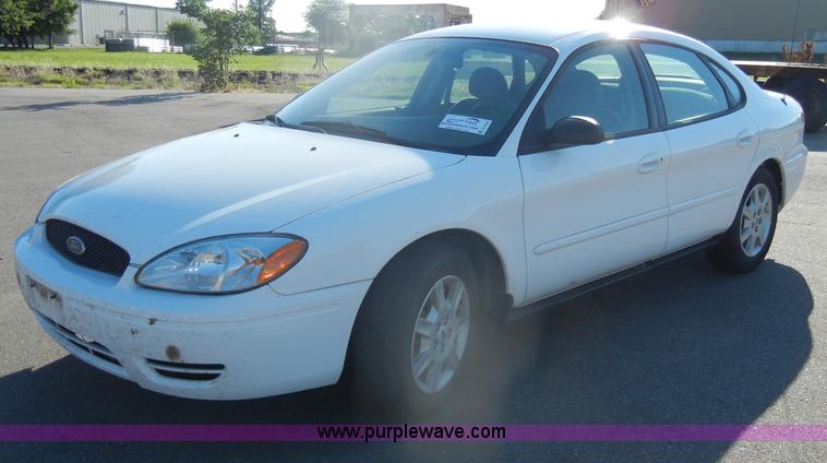 image for item D4155 2006 Ford Taurus SE