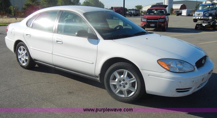 image for item D4155 2006 Ford Taurus SE