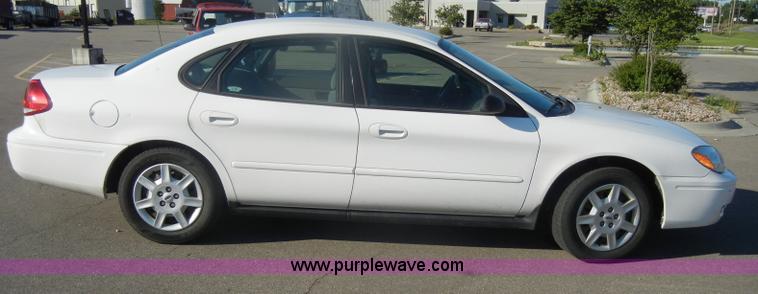 image for item D4155 2006 Ford Taurus SE