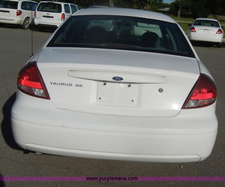 image for item D4155 2006 Ford Taurus SE