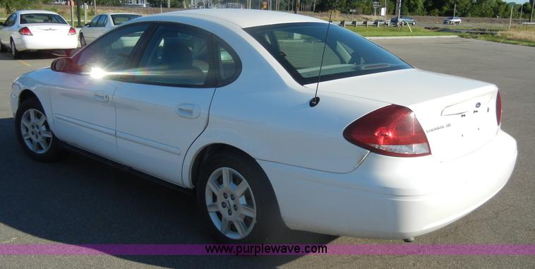 image for item D4155 2006 Ford Taurus SE