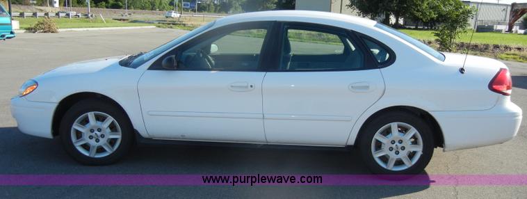 image for item D4155 2006 Ford Taurus SE