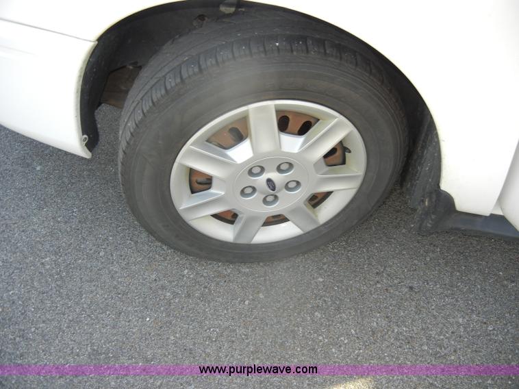 image for item D4155 2006 Ford Taurus SE