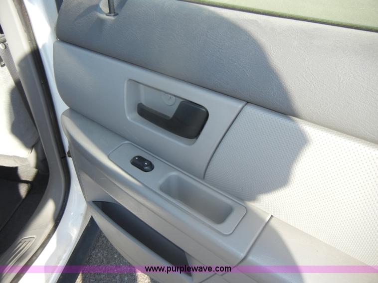 image for item D4155 2006 Ford Taurus SE