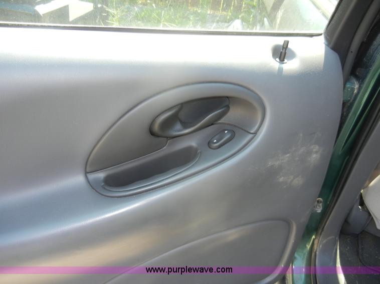 image for item D4158 1999 Ford Taurus LX