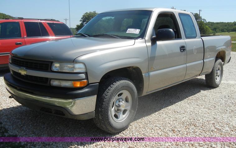 image for item D4252 2001 Chevrolet Silverado K1500 extended cab pickup truck