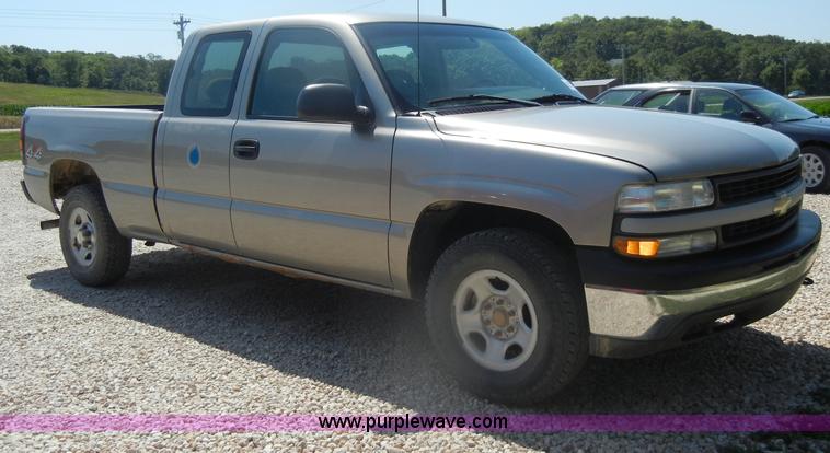 image for item D4252 2001 Chevrolet Silverado K1500 extended cab pickup truck