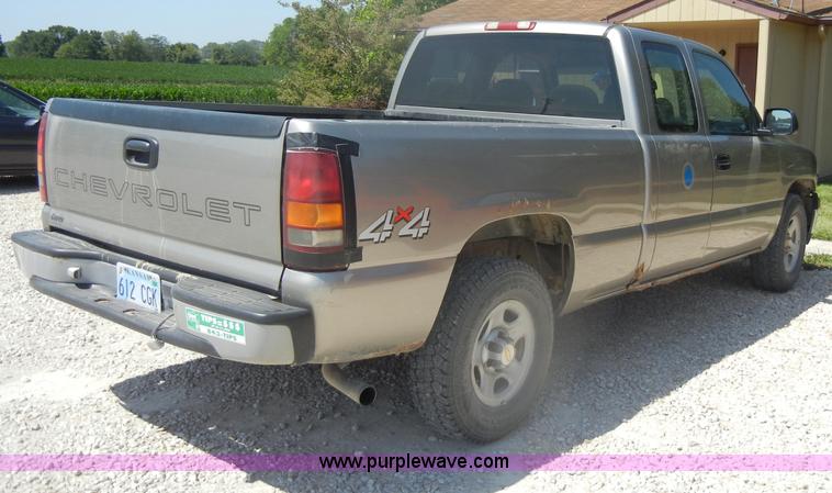 image for item D4252 2001 Chevrolet Silverado K1500 extended cab pickup truck