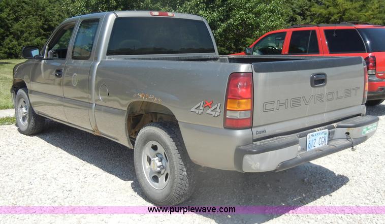 image for item D4252 2001 Chevrolet Silverado K1500 extended cab pickup truck