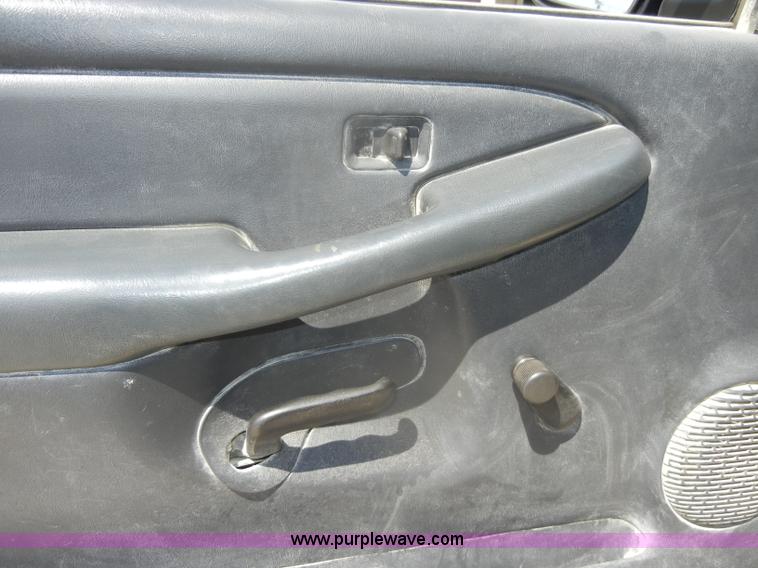 image for item D4252 2001 Chevrolet Silverado K1500 extended cab pickup truck