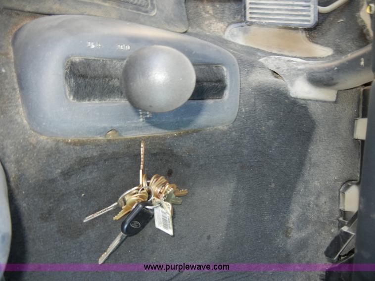 image for item D4252 2001 Chevrolet Silverado K1500 extended cab pickup truck