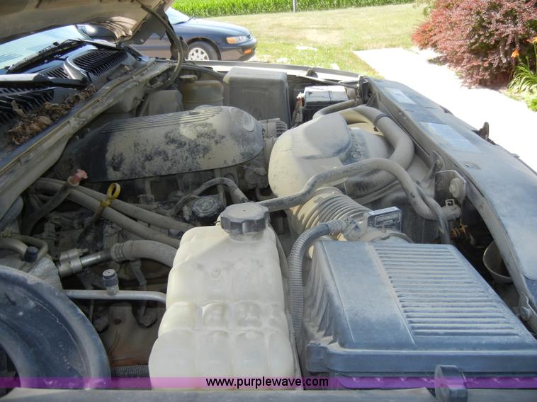 image for item D4252 2001 Chevrolet Silverado K1500 extended cab pickup truck