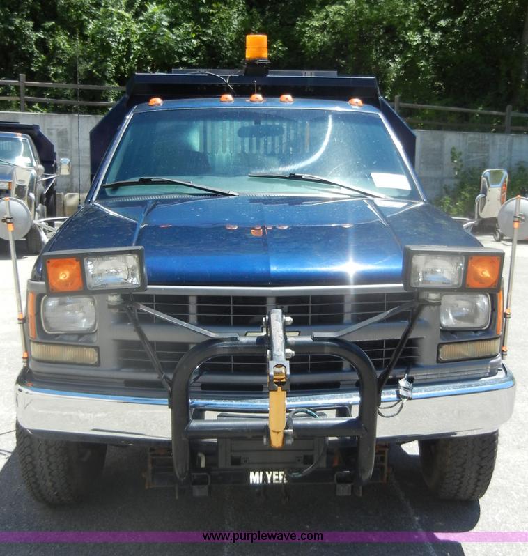 image for item D4269 1999 Chevrolet K3500 Silverado pickup truck