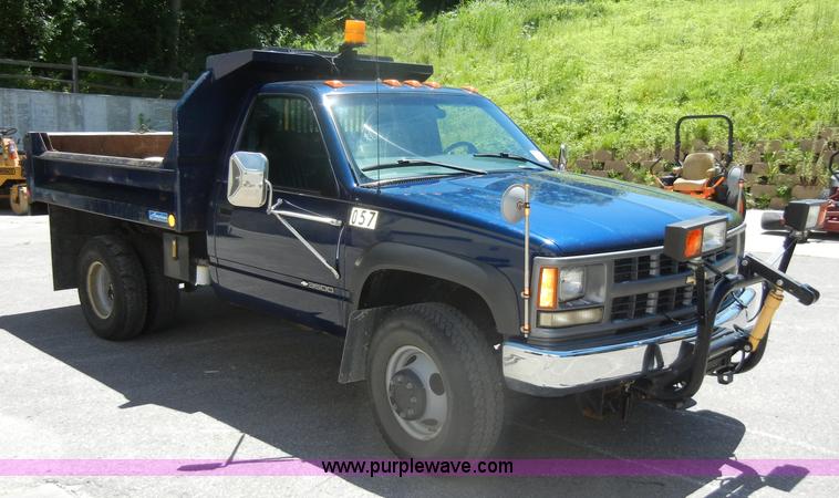 image for item D4269 1999 Chevrolet K3500 Silverado pickup truck