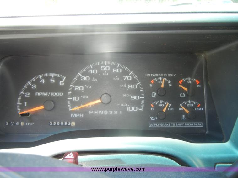 image for item D4269 1999 Chevrolet K3500 Silverado pickup truck