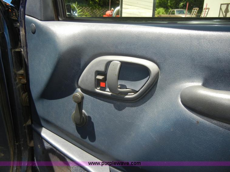 image for item D4269 1999 Chevrolet K3500 Silverado pickup truck